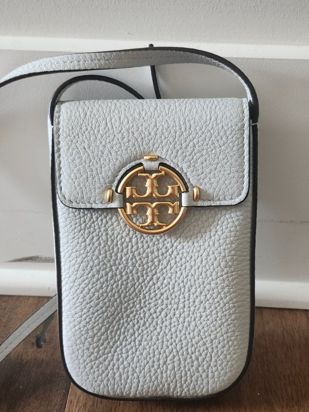 Tory Burch Phone Crossbody Bag – Light Gray Leather – Gold Logo – EUC - Picture 2 of 16